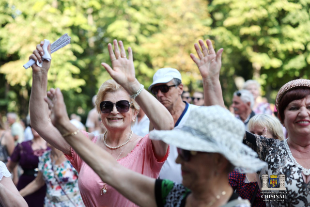 Spectacolele muzicale pentru seniori din cadrul Proiectului „Dialog între generații”, continuă pe 12 și 13 august, a. c., în Grădina Publică „Ștefan cel Mare și Sfânt”